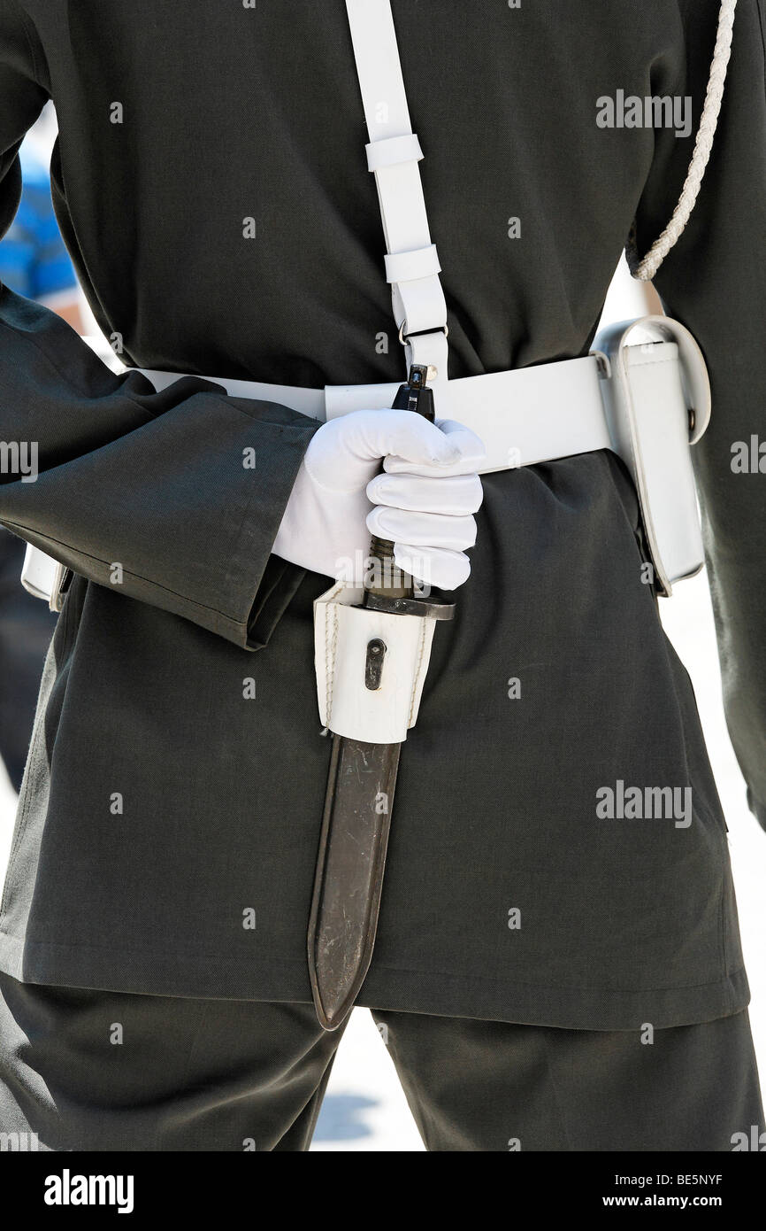 Vue arrière d'un garde-corps, une main blanche dans la main porte sur le manche d'une dague à la ceinture, le Palais de Dolmabahçe, Besiktas, Istanbul, T Banque D'Images