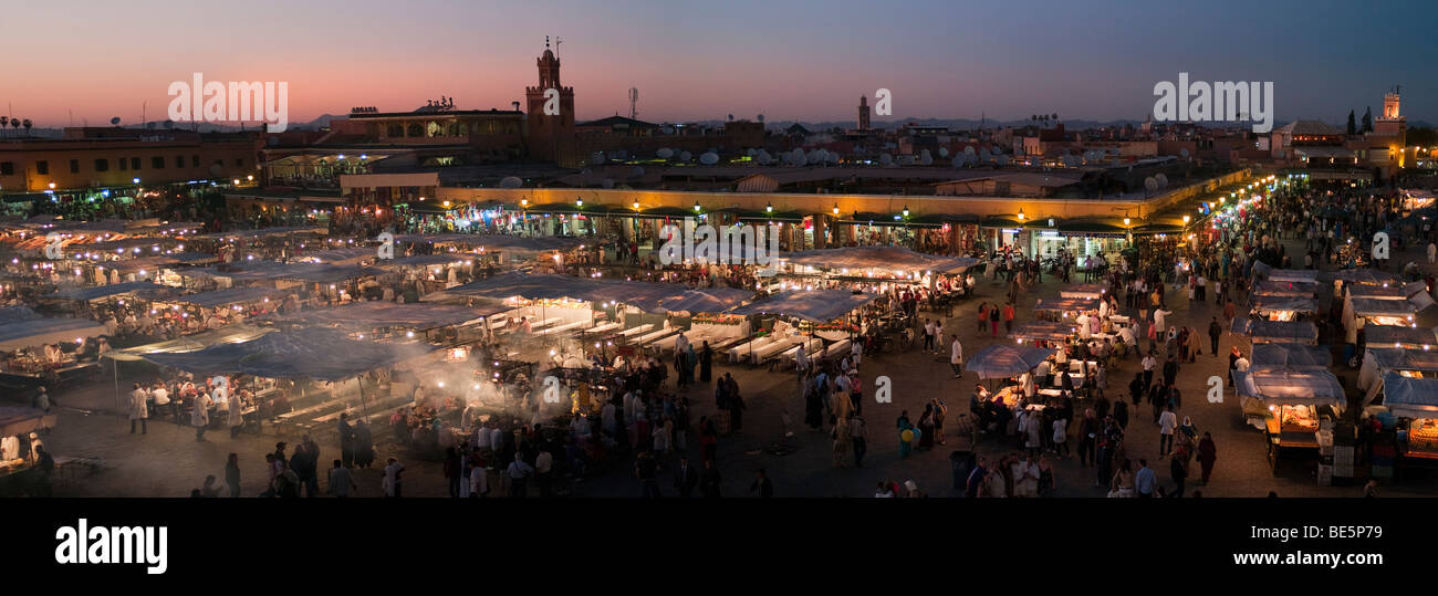Jamaa el Fna, le célèbre marché médiéval, Jemaa el Fna, Medina, Marrakech, Maroc, Afrique Banque D'Images