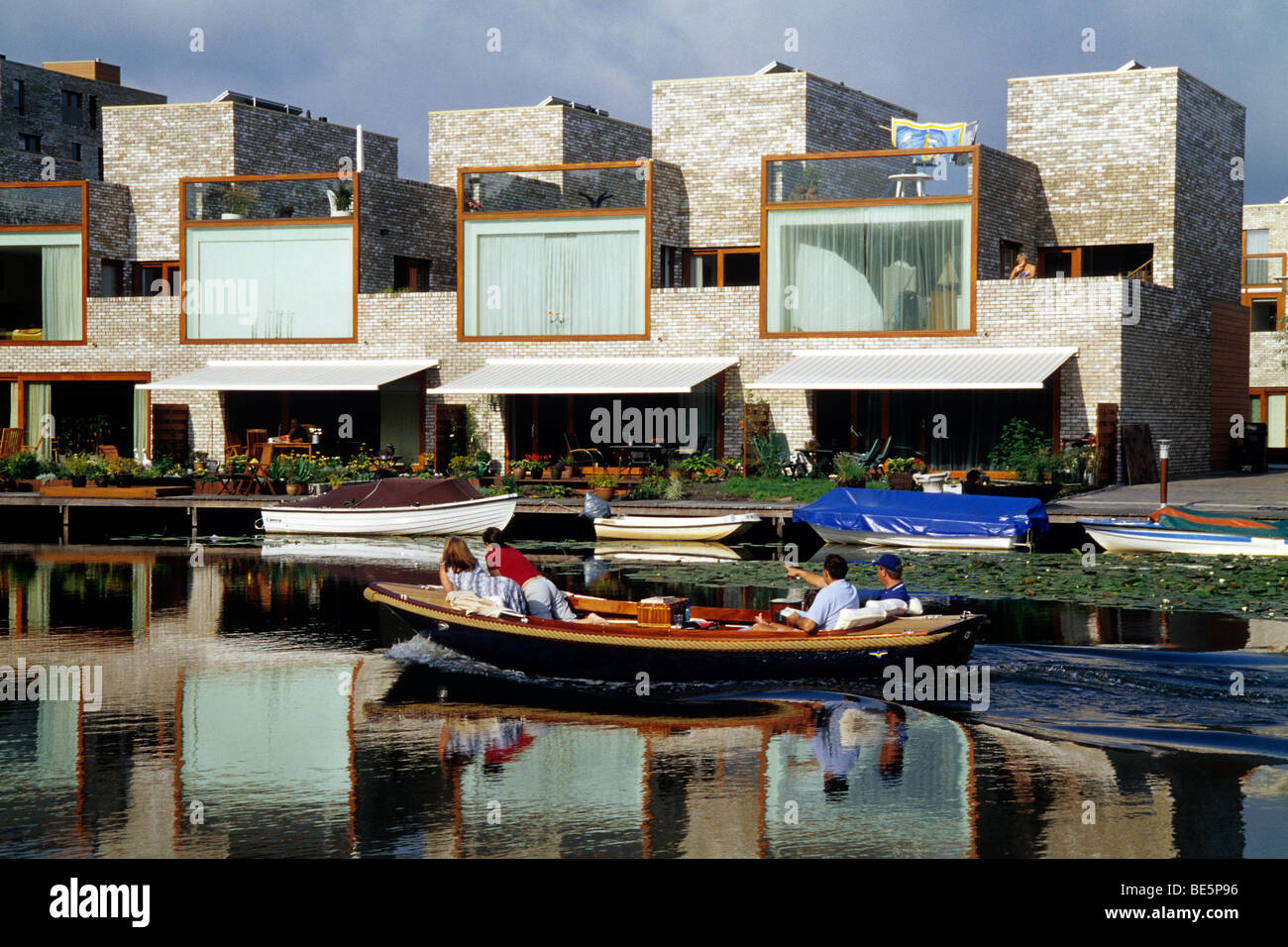 L'architecture moderne à l'Breevaart, un canal avec des bateaux entre Gouda et de Reeuwijk, dans la province de la Hollande-méridionale, Zélande, N Banque D'Images