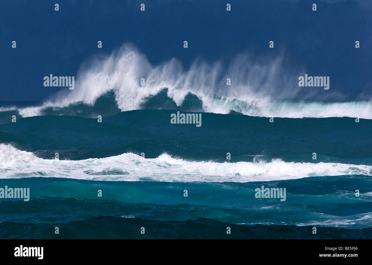 Les grandes vagues de tempête au large de la côte de Kauai. Hawaii. Banque D'Images