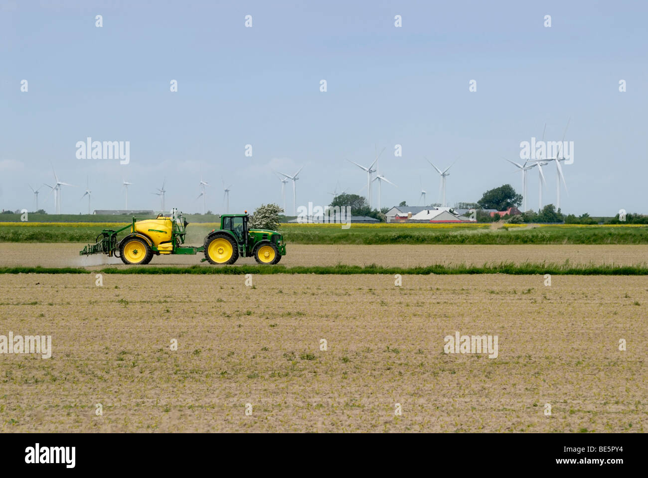 Pulvérisation agriculteur herbicide, herbicides, sur un champ, de Frise du Nord, Schleswig-Holstein, Allemagne, Europe Banque D'Images