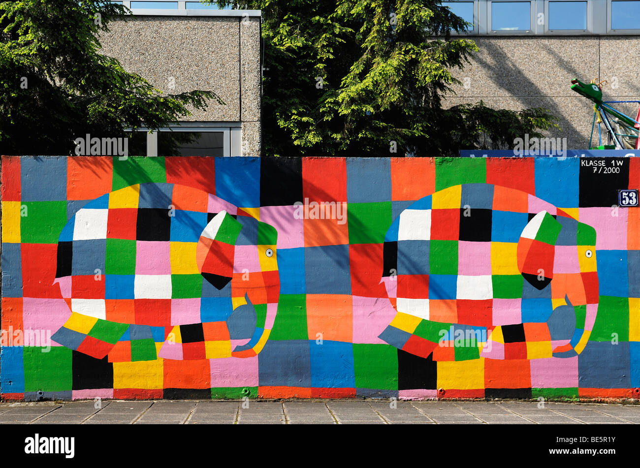 Les éléphants colorés sur le mur d'une école primaire, Nuremberg, Middle Franconia, Bavaria, Germany, Europe Banque D'Images