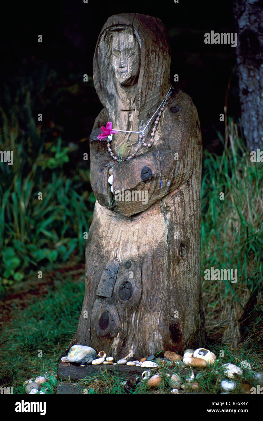 Haida Gwaii (îles de la Reine-Charlotte), l'île Graham, C.-B., en Colombie-Britannique, Canada - Statue de St Mary's Spring près de Skidegate Banque D'Images