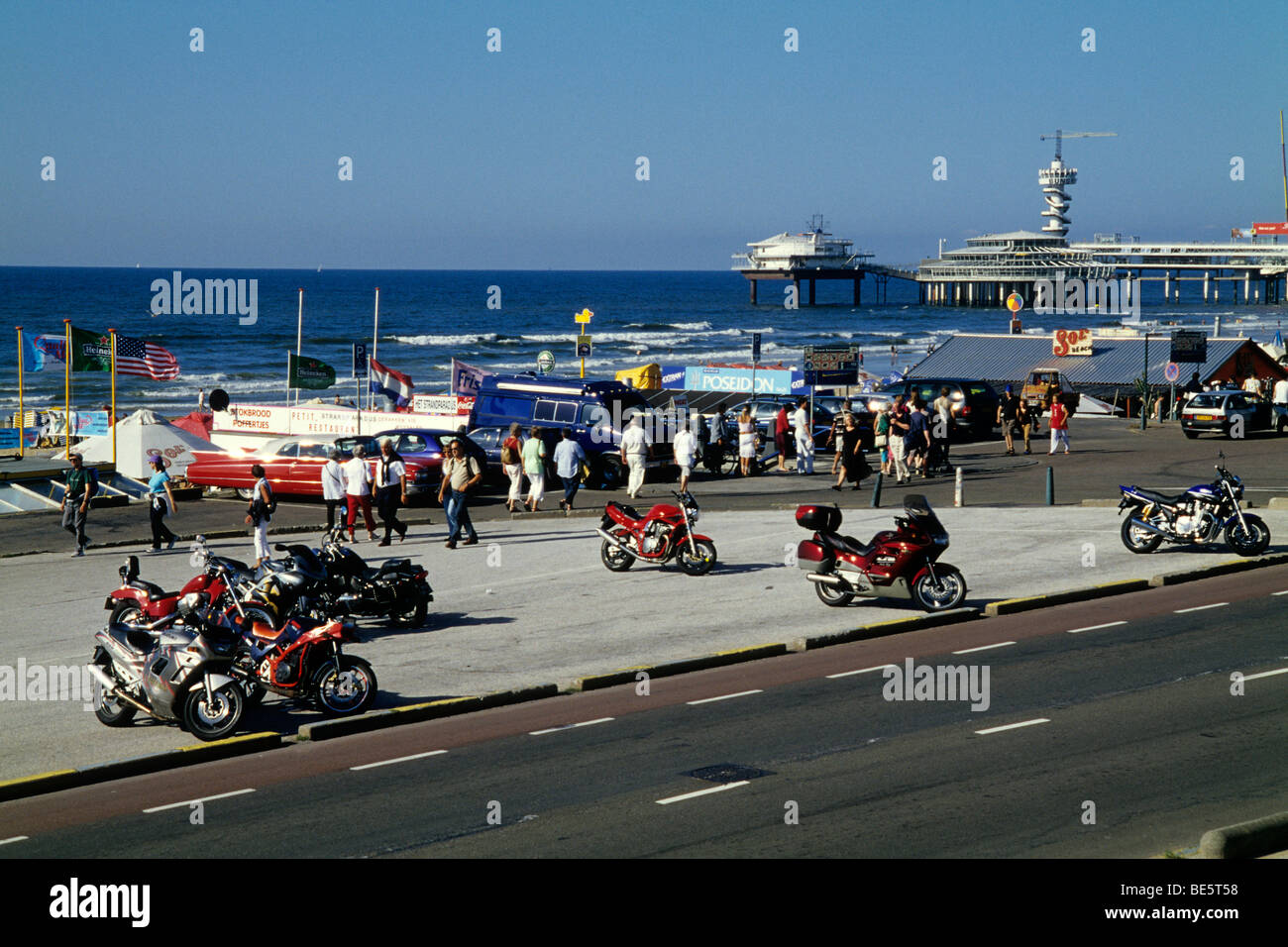 Les motos garées sur le boulevard Strandweg, derrière que l'embarcadère de la plage de Scheveningen, une station balnéaire chic cultivé t Banque D'Images