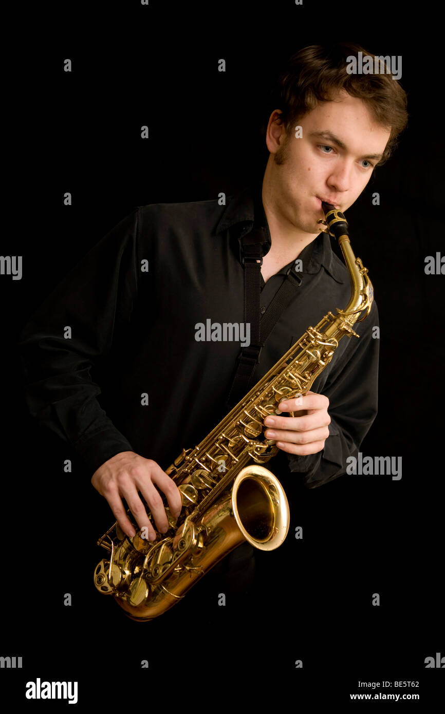 Jeune musicien jouant un saxophone alto Banque D'Images