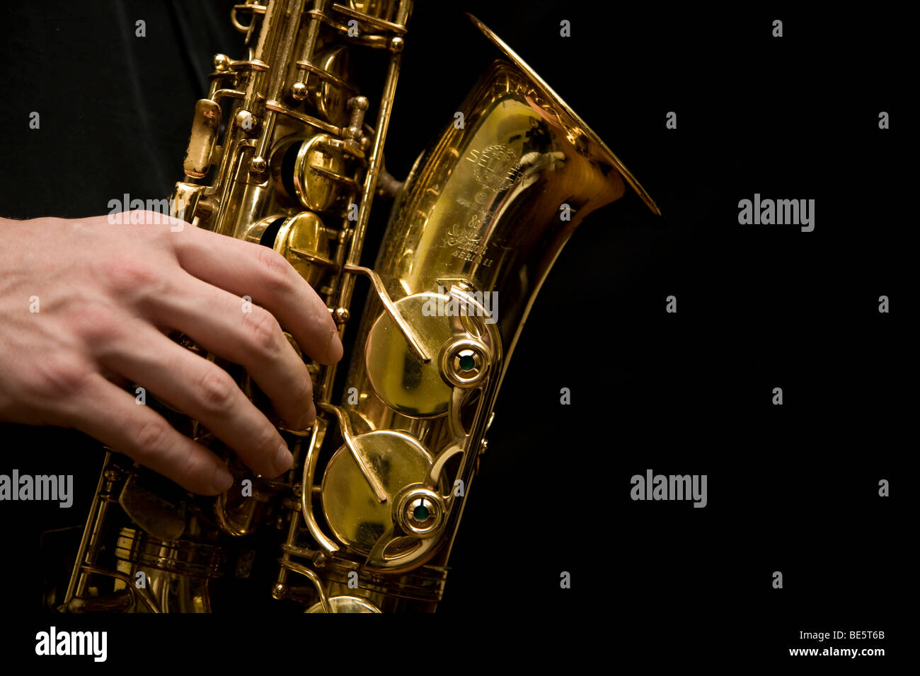 Musicien jouant un saxophone alto, détail Banque D'Images
