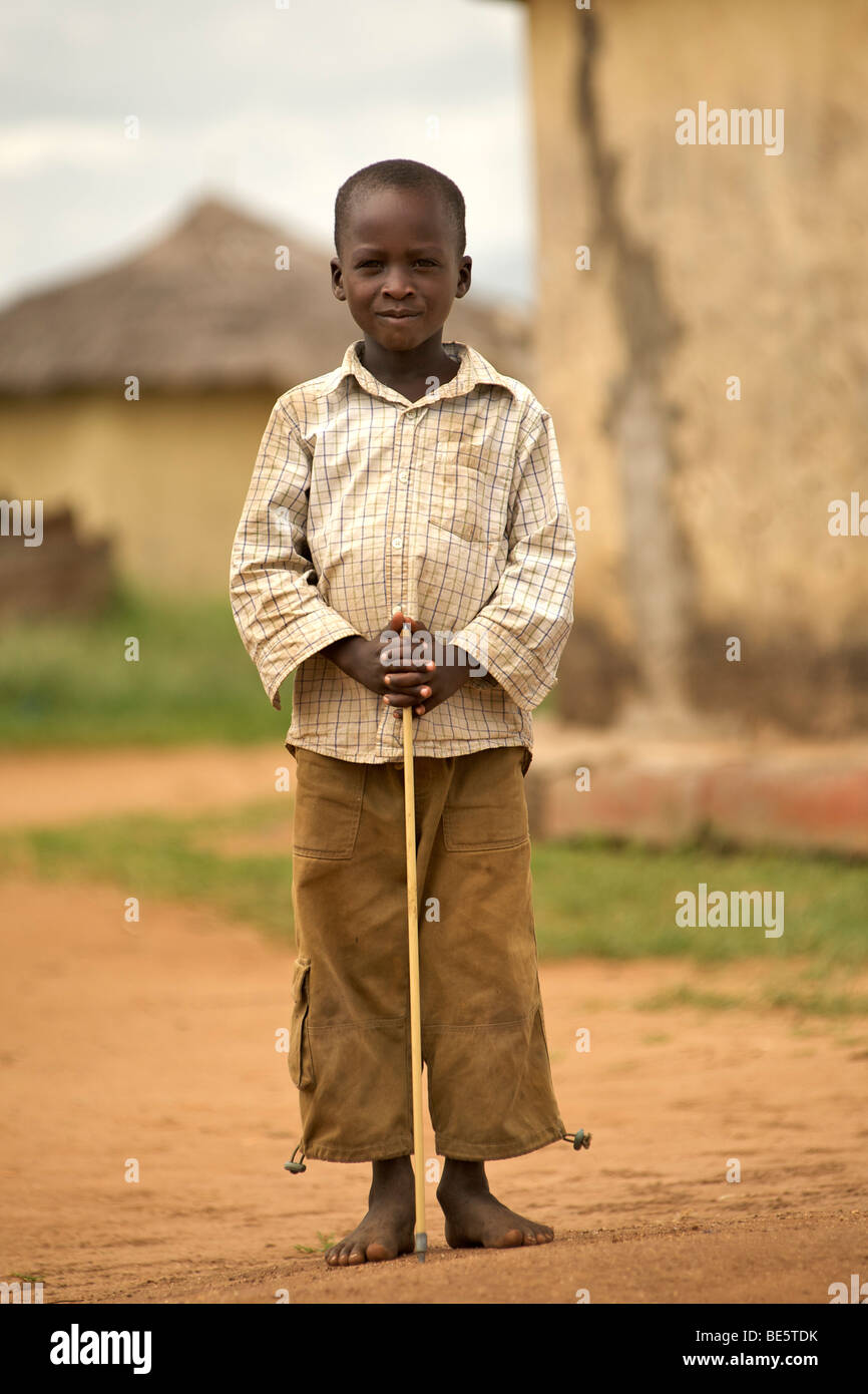 Un garçon d'Afrique dans le Parc National de Kidepo Valley dans le nord de l'Ouganda. Banque D'Images