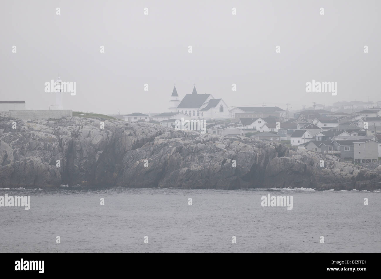 Channel Port aux Basques à Terre-Neuve-phare et l'église anglicane de la côte du détroit de Cabot dans le brouillard des maritimes de l'océan Atlantique Banque D'Images