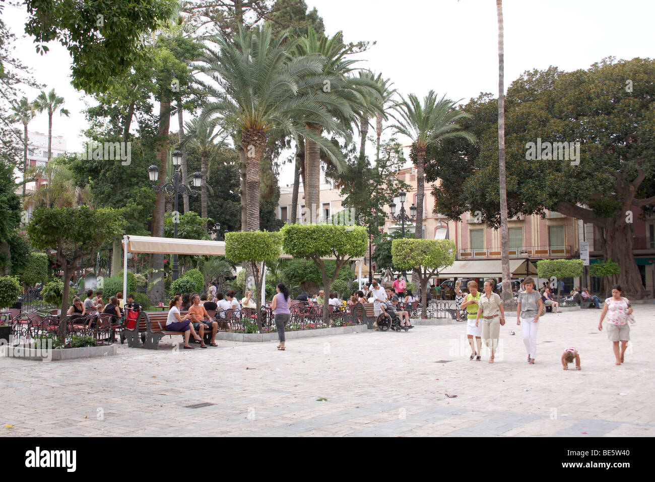 Se détendre lors d'une place pittoresque, Aguilas, Murcia, Espagne. Banque D'Images