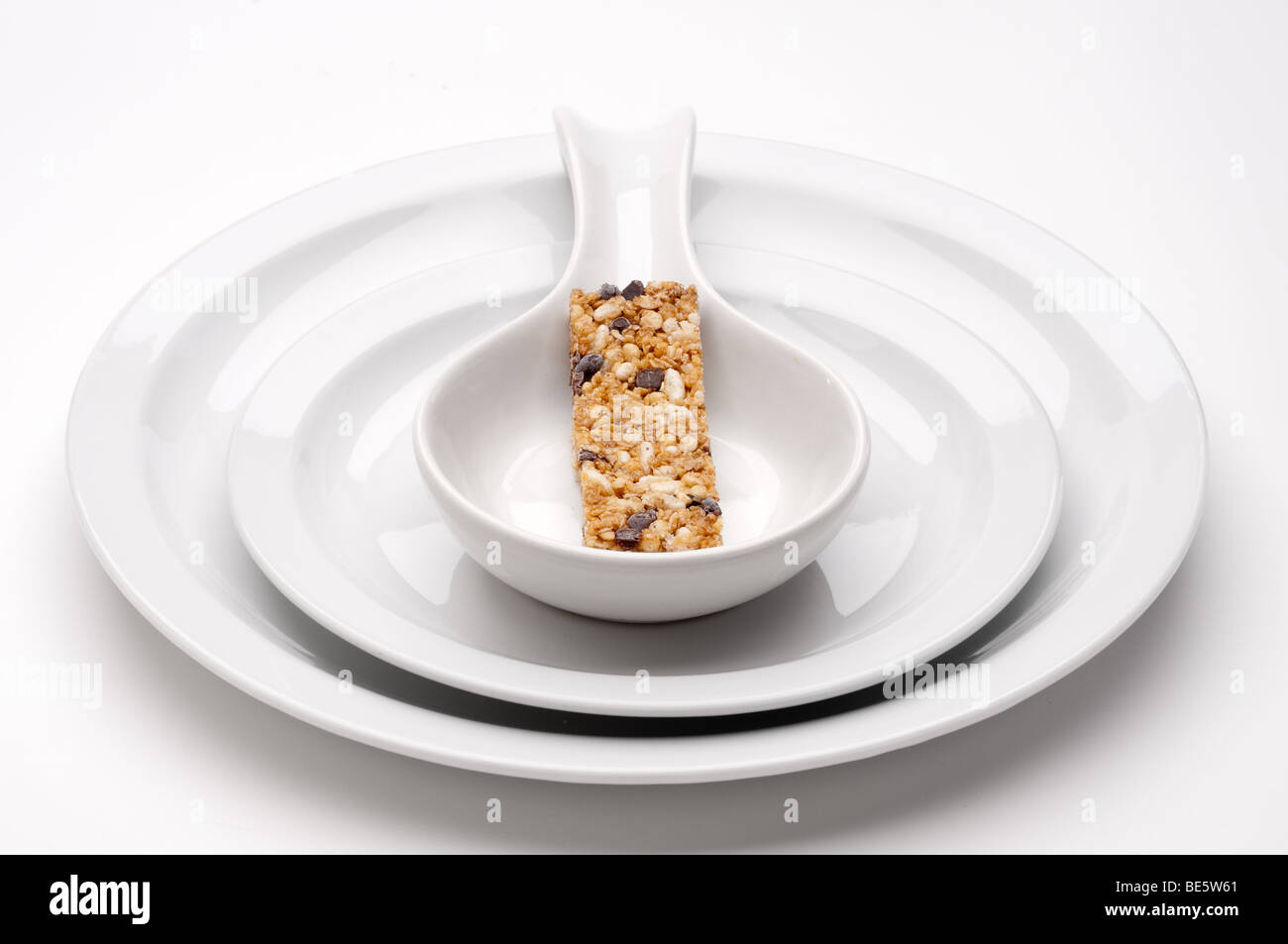 Barre granola colorés sur les plats de service blanc fade Banque D'Images