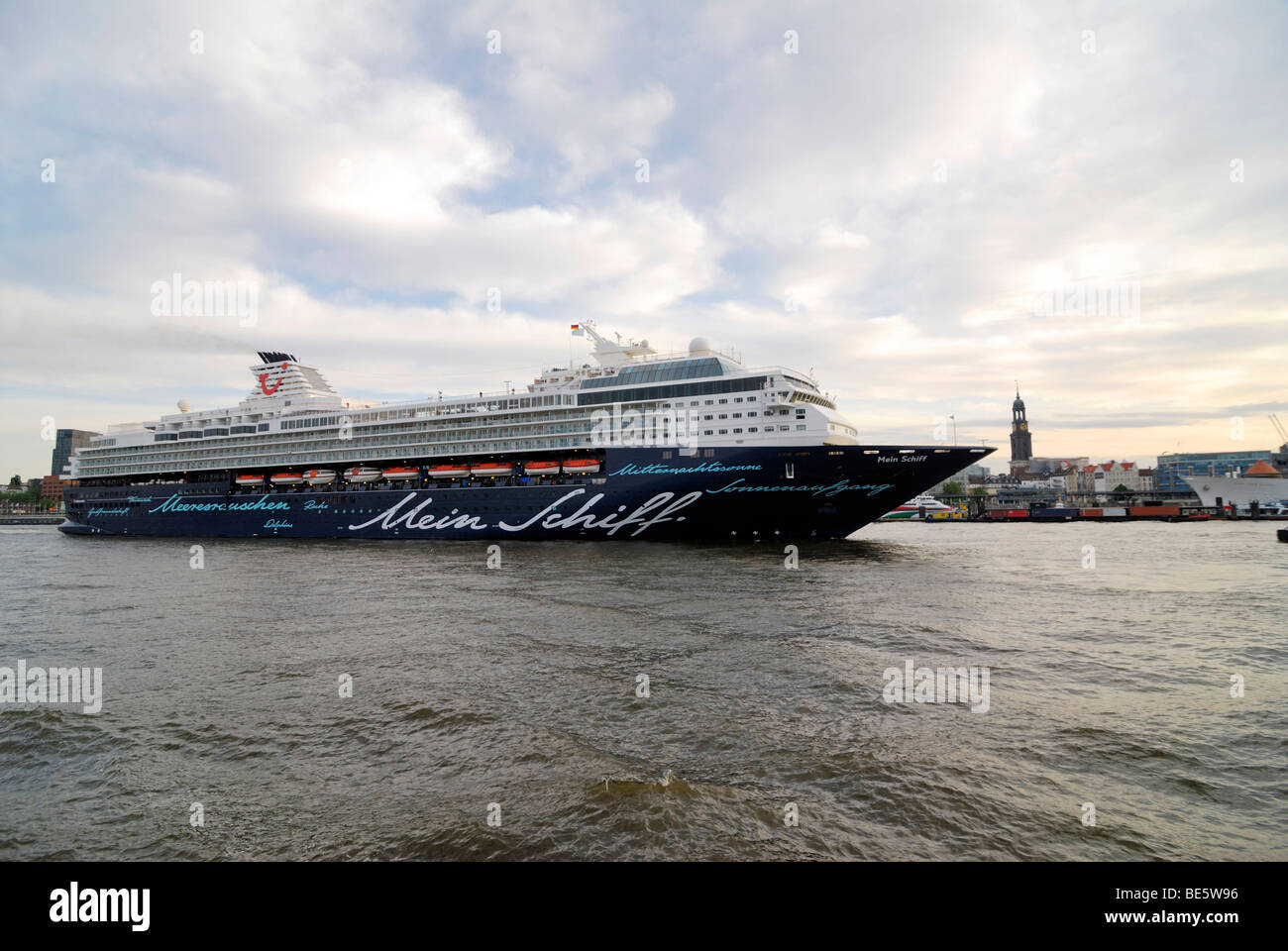 Bateau de croisière Mein Schiff dans le port de Hambourg, Allemagne, Europe Banque D'Images