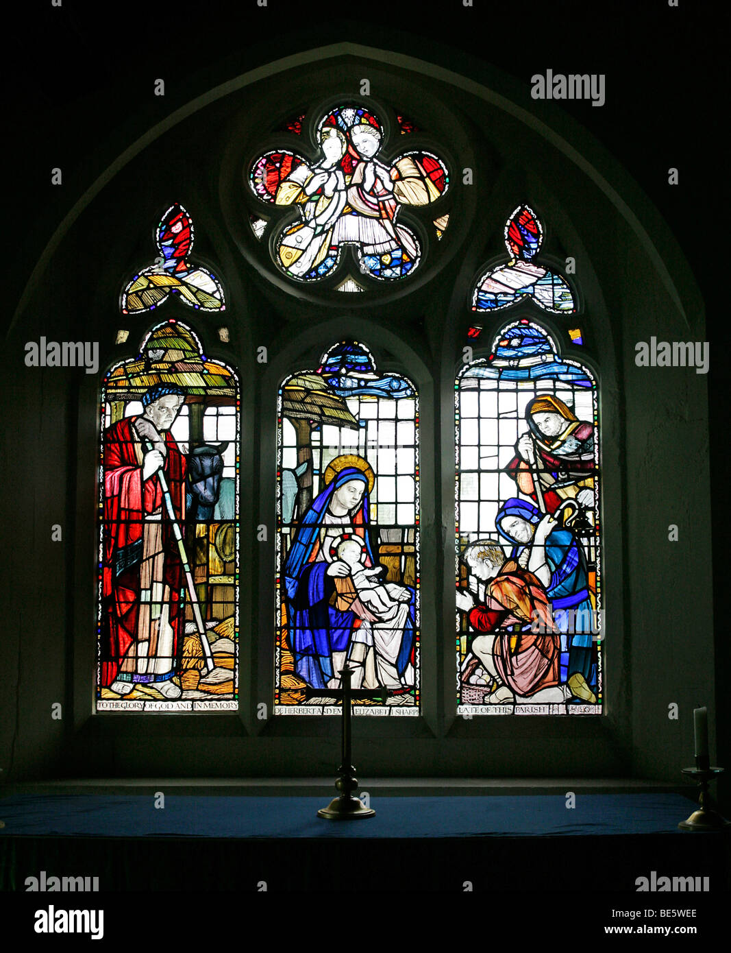 Vitraux d'Edward Payne de 1959 représentant la Nativité et l'adoration des bergers, marché de l'église St Thomas Rasen, Lincolnshire Banque D'Images