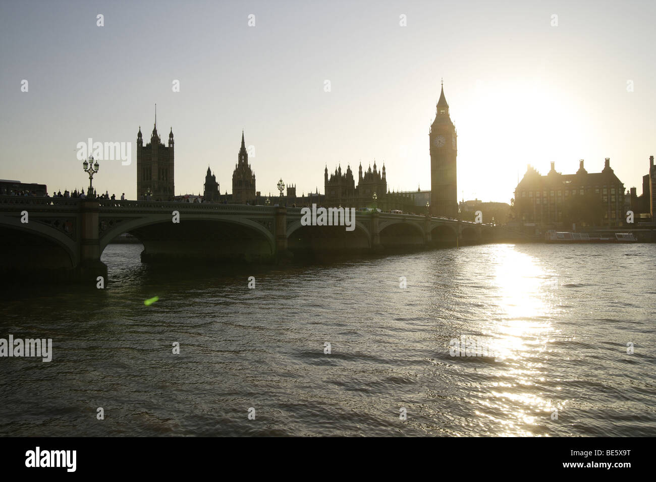 Chambres du Parlement de Westminster, à travers tamise en fin d'après-midi d'ossature.Clear blue skys,paysage architectural,uk Banque D'Images