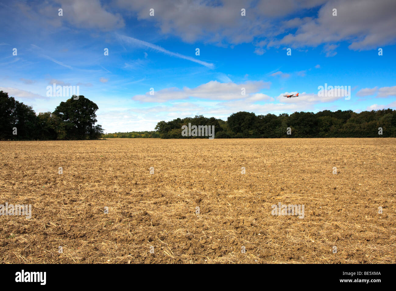 Easyjet avion volant au-dessus des terres agricoles menacées par le projet de prolongement de la piste de l'aéroport de Stansted. Banque D'Images
