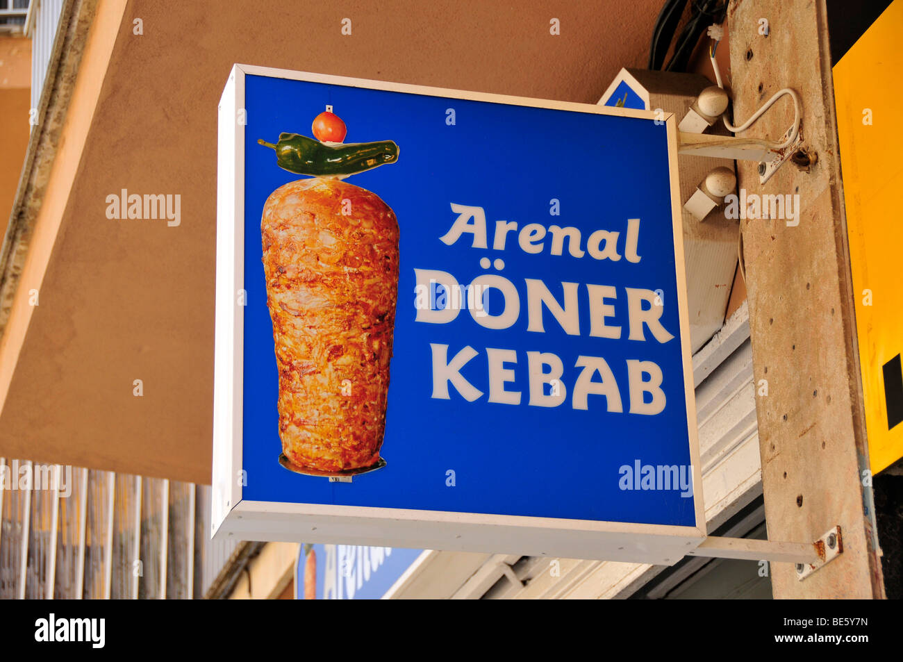 Panneau 'Arenal Doener Kebab' à un marchand de kebab sur Playa de Palma, El Arenal, Majorque, Îles Baléares, Espagne, Europe Banque D'Images