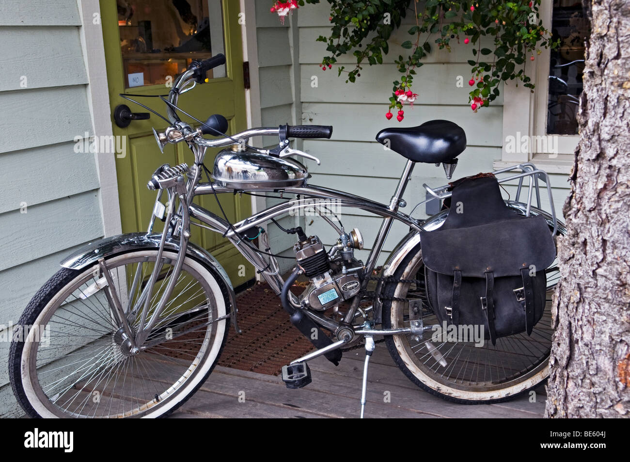 Un courrier motorisé vélo pédale Banque D'Images