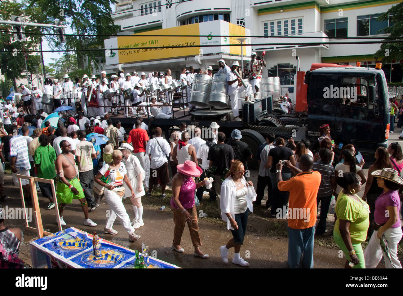 Les gens danser, habillé pour le carnaval de Trinidad Tobago Banque D'Images