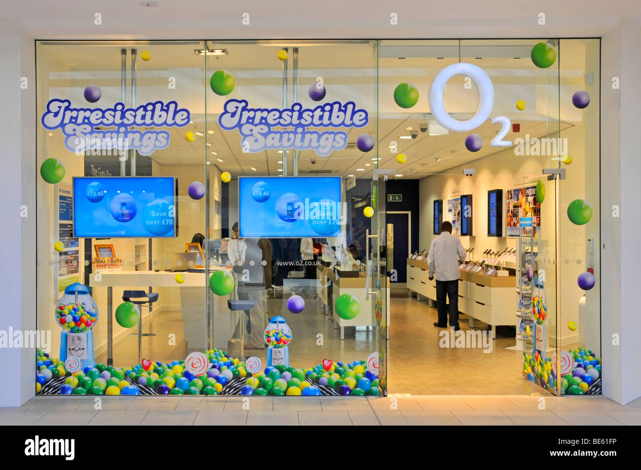 O2 téléphone mobile retail store en mode fenêtre et des passants dans les shopping mall Banque D'Images