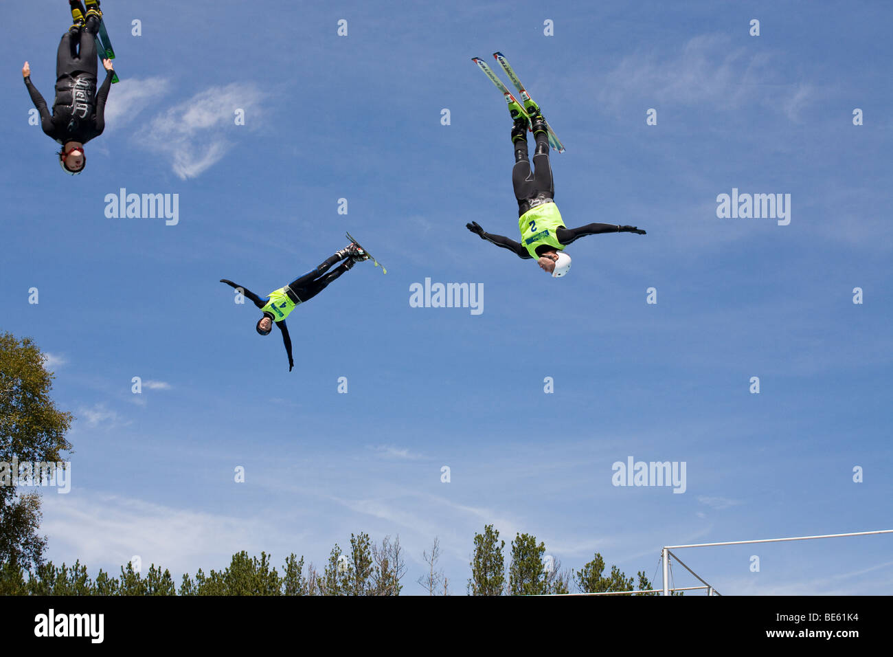 Trois freestylers en chute libre. Au cours d'une démonstration d'été trois jeunes espoirs olympiques en ski acrobatique remplir l'air Banque D'Images