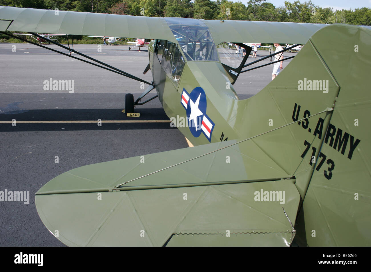 Petit avion sur l'écran de l'armée américaine dans le cadre d'un salon Banque D'Images