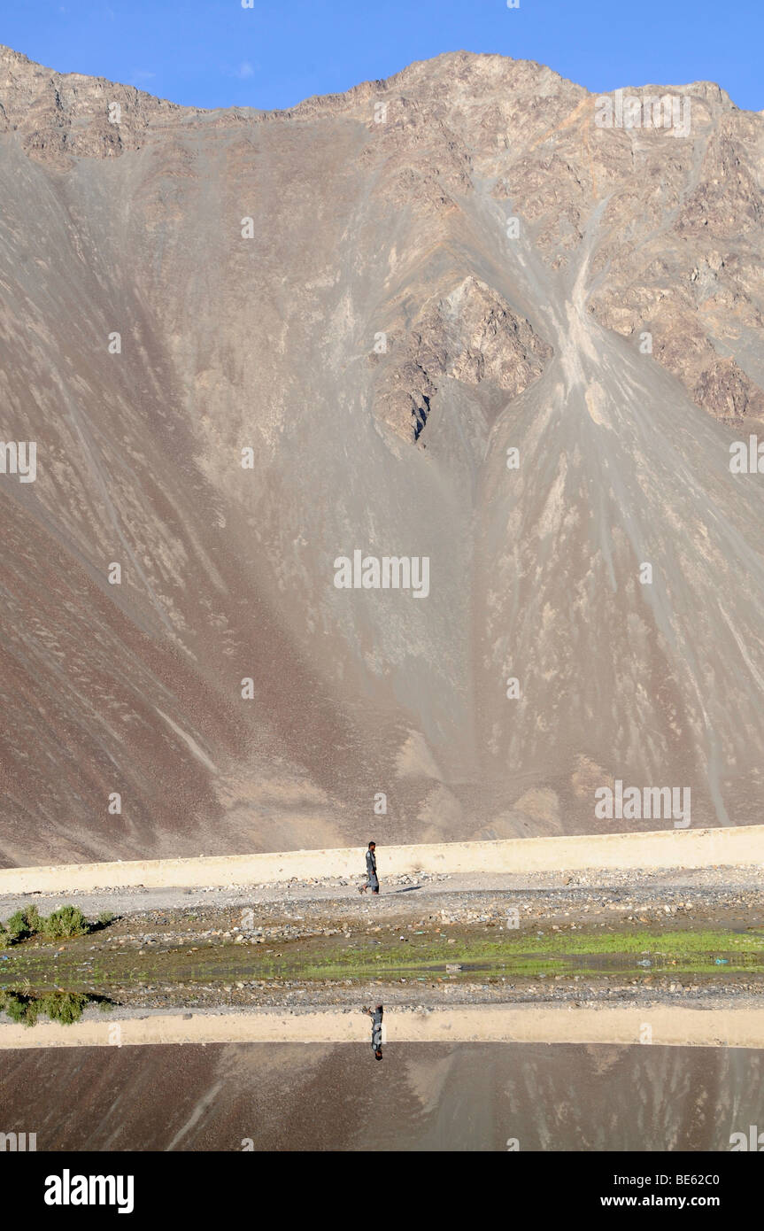 Oasis , Hundar, zone inondable du fleuves Shyok River en face de l'oasis, utilisées comme pâturages communaux, la Vallée de Nubra, Ladakh Banque D'Images