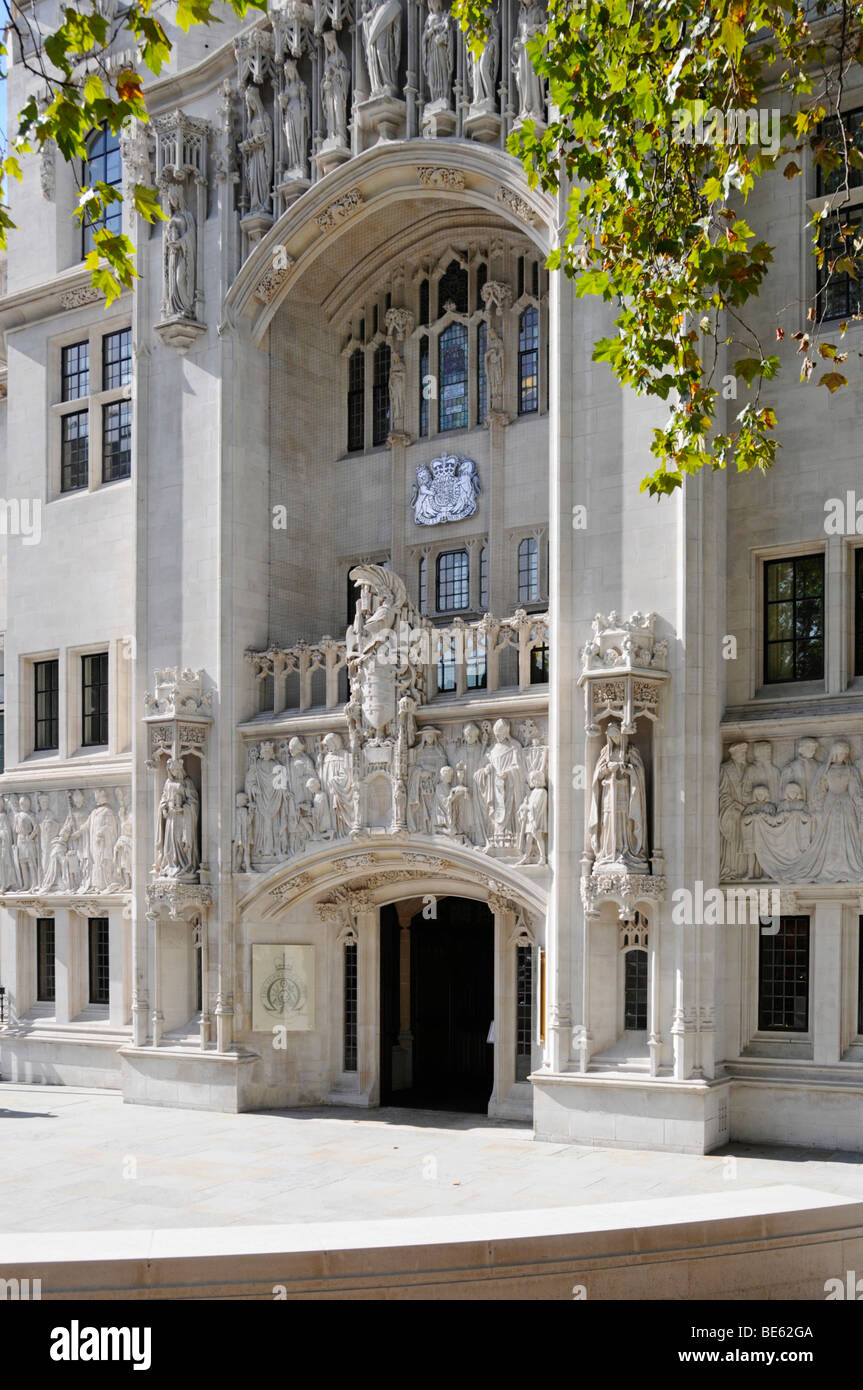 Façade et entrée voûtée ornée devant la Cour suprême Dans Middlesex Guildhall un bâtiment en pierre de portland classé à Westminster Londres Angleterre Royaume-Uni Banque D'Images