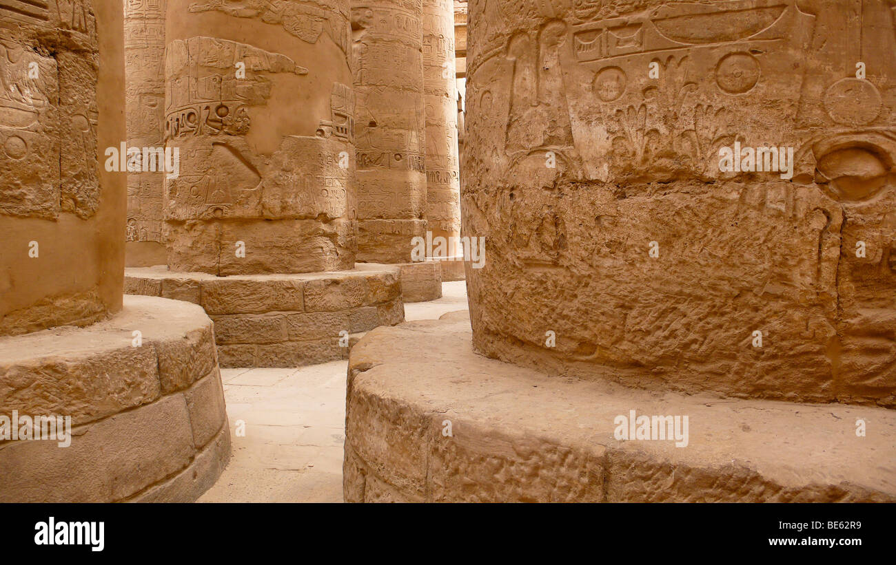 Grand péristyle, colonnes de la salle hypostyle, mur dessins et hiéroglyphes, Temple de Karnak, Louxor, Egypte. Afrique du Sud Banque D'Images