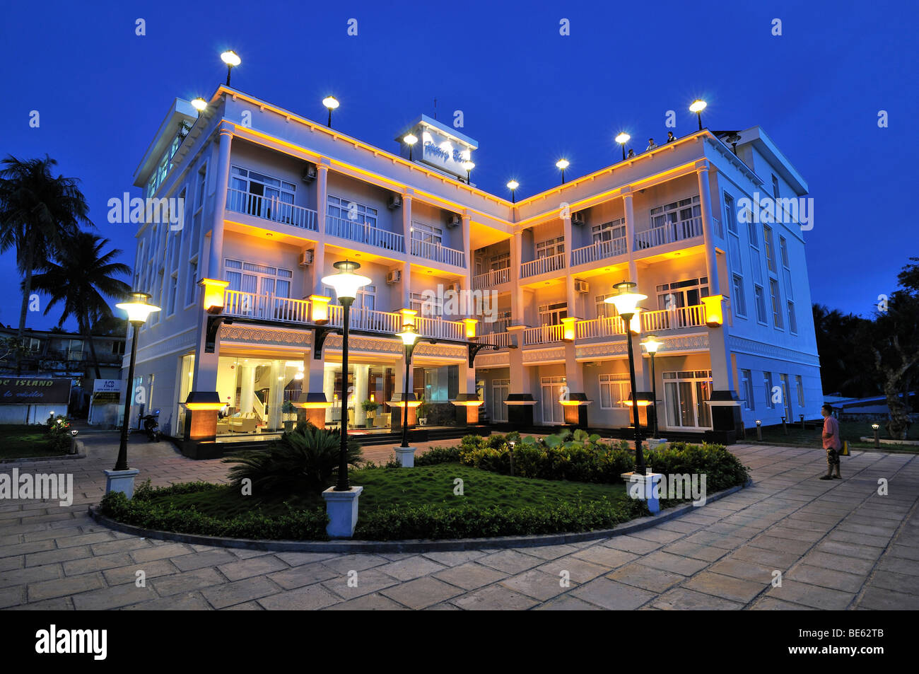 Resort Hotel complexe avec l'éclairage, le ciel sombre soir, Phu Quoc, Vietnam, Asie Banque D'Images