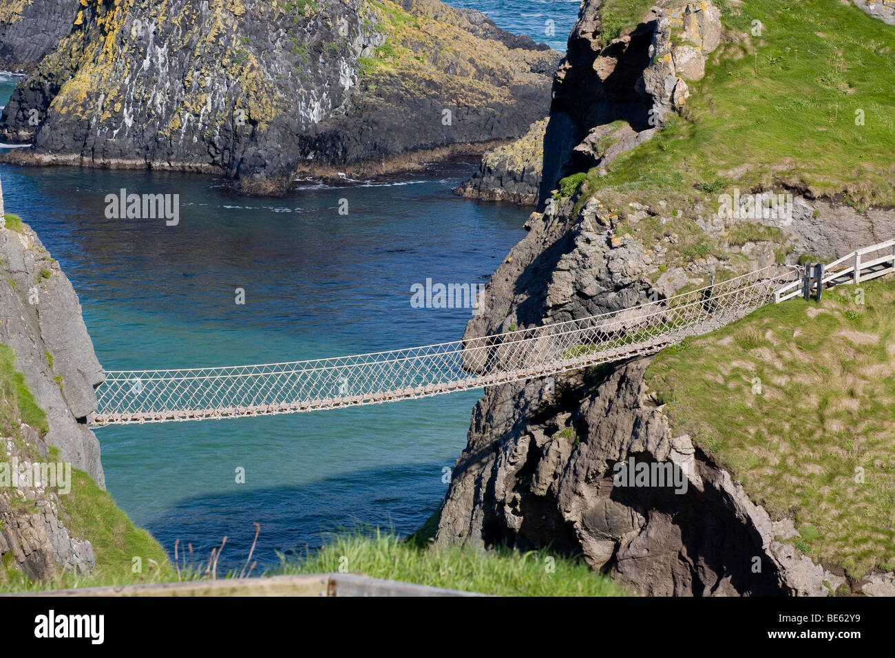 Pont de corde à vide. Un rare moment où personne n'est le croisement des cordes le célèbre pont sur le bleu vif et l'eau verte. Banque D'Images