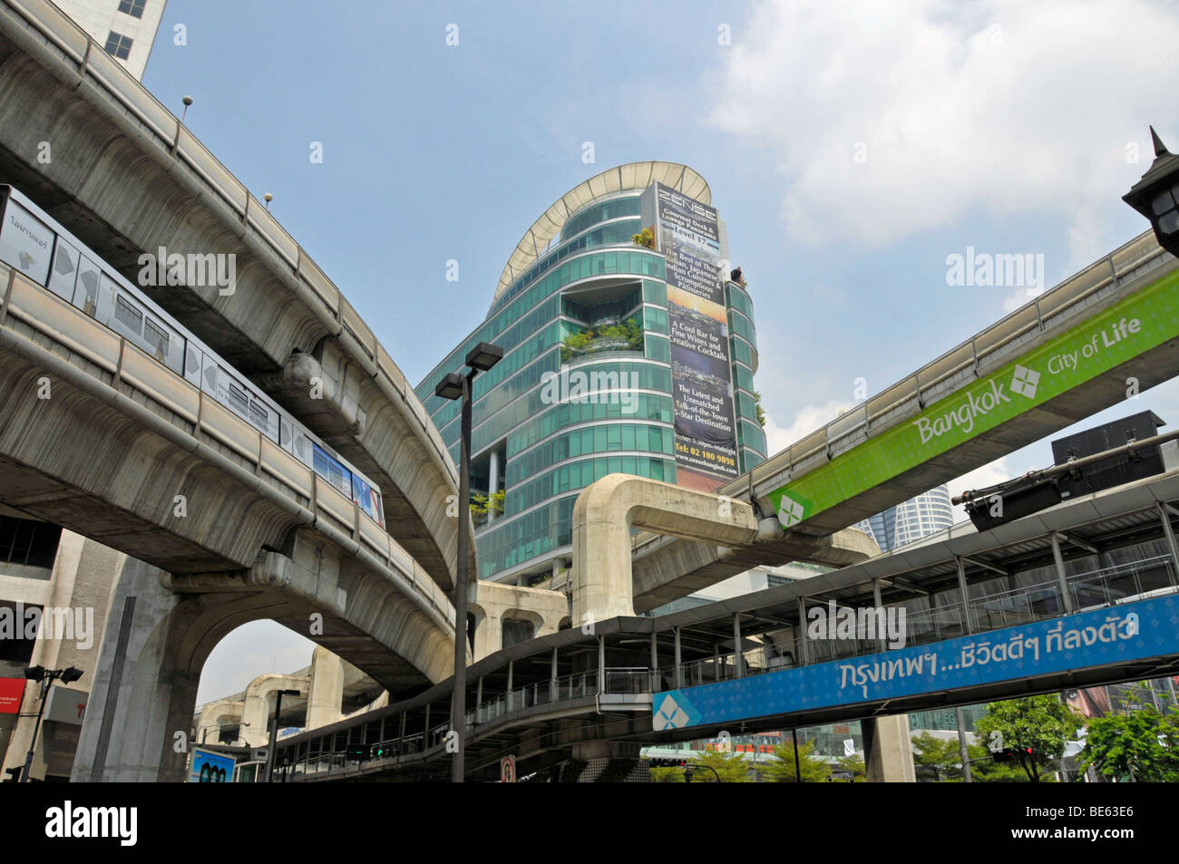 Deux étages à pied, Radchadamri skytrain Road, Bangkok, Thailande, Asie Banque D'Images