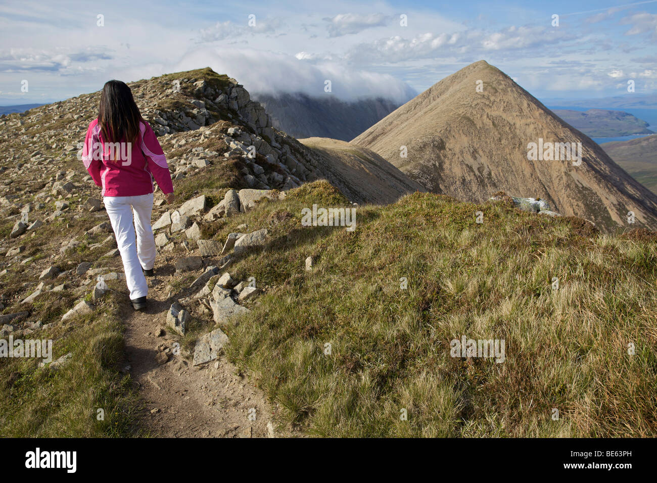 Un female hiker dans les montagnes Cuillin, Isle of Skye, Scotland Banque D'Images