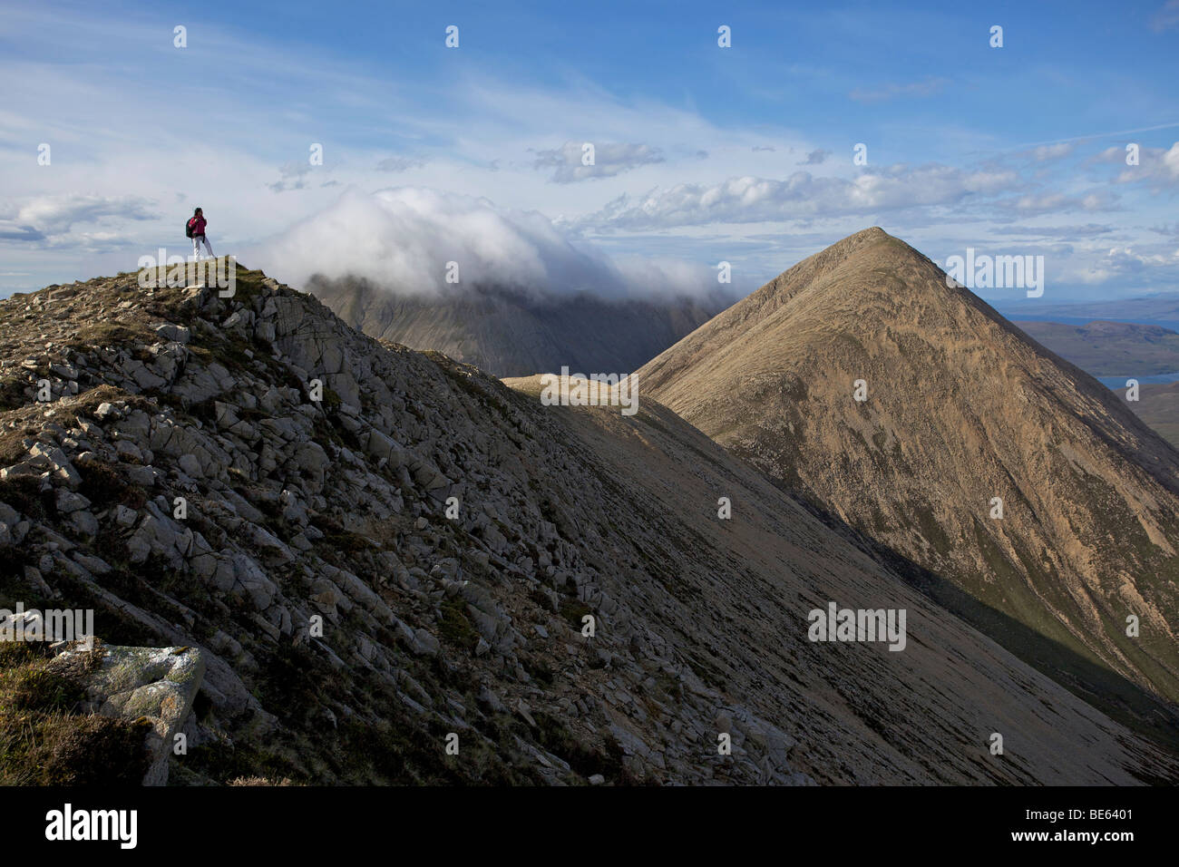Un female hiker dans les montagnes Cuillin, Isle of Skye, Scotland Banque D'Images