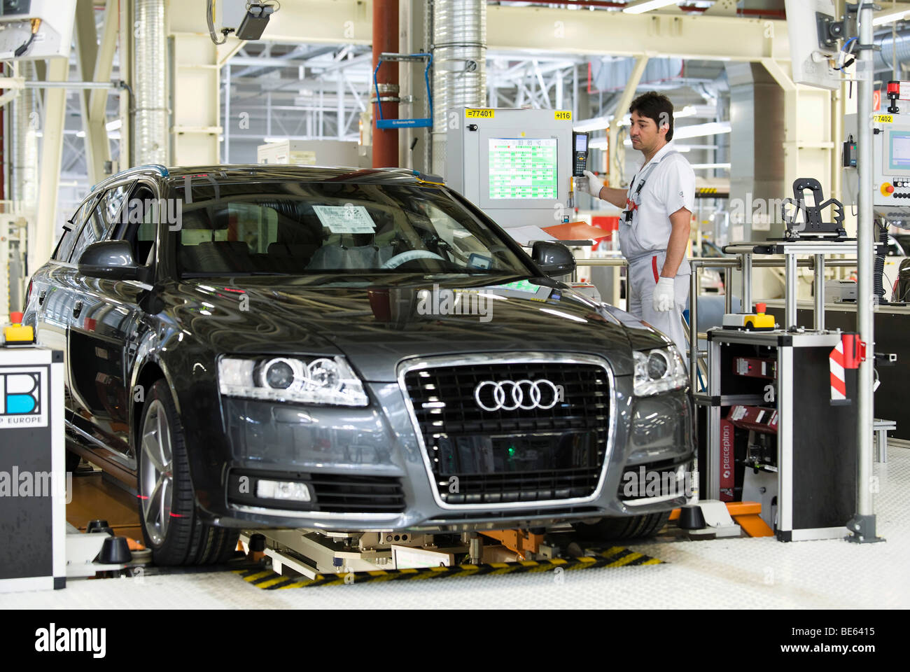 Un employé travaillant sur l'Audi de suspension d'une Audi A6 Avant S-Line au centre de contrôle de l'usine Audi en Neckars Banque D'Images