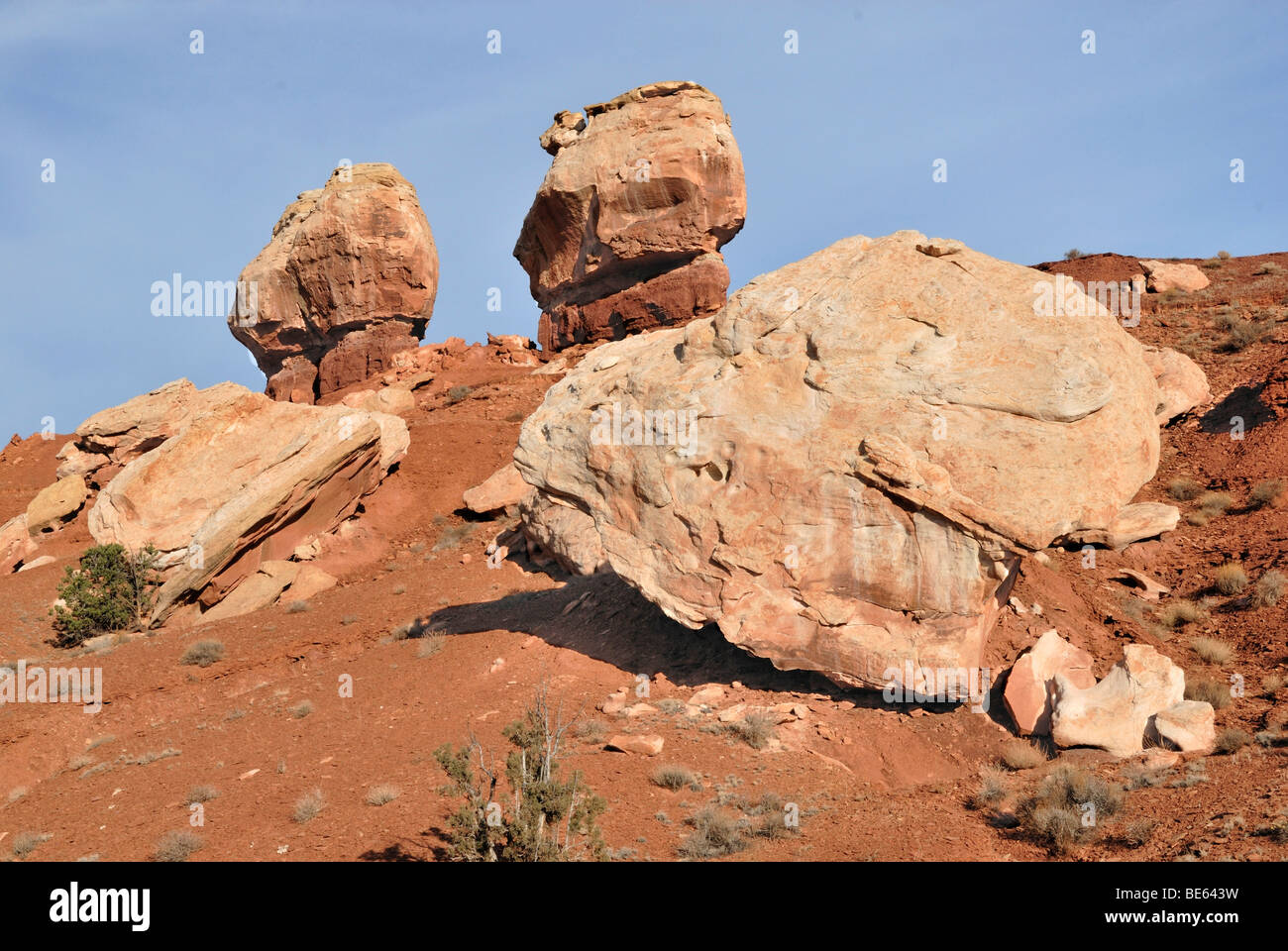 Twin Rocks sur l'autoroute 24, Capitol Reef National Park, Utah, USA Banque D'Images