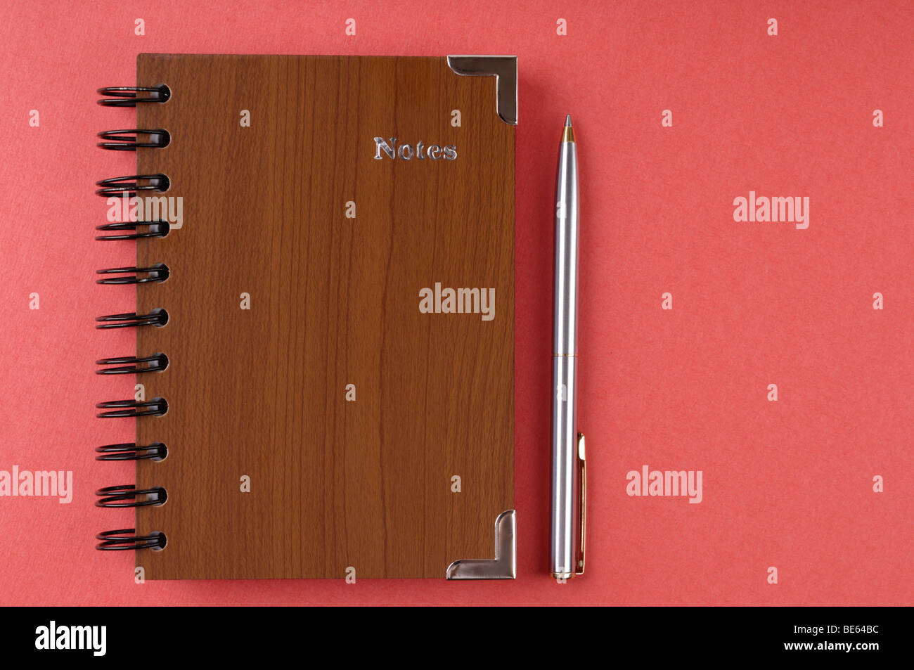 Le bloc-notes avec un stylo Banque D'Images