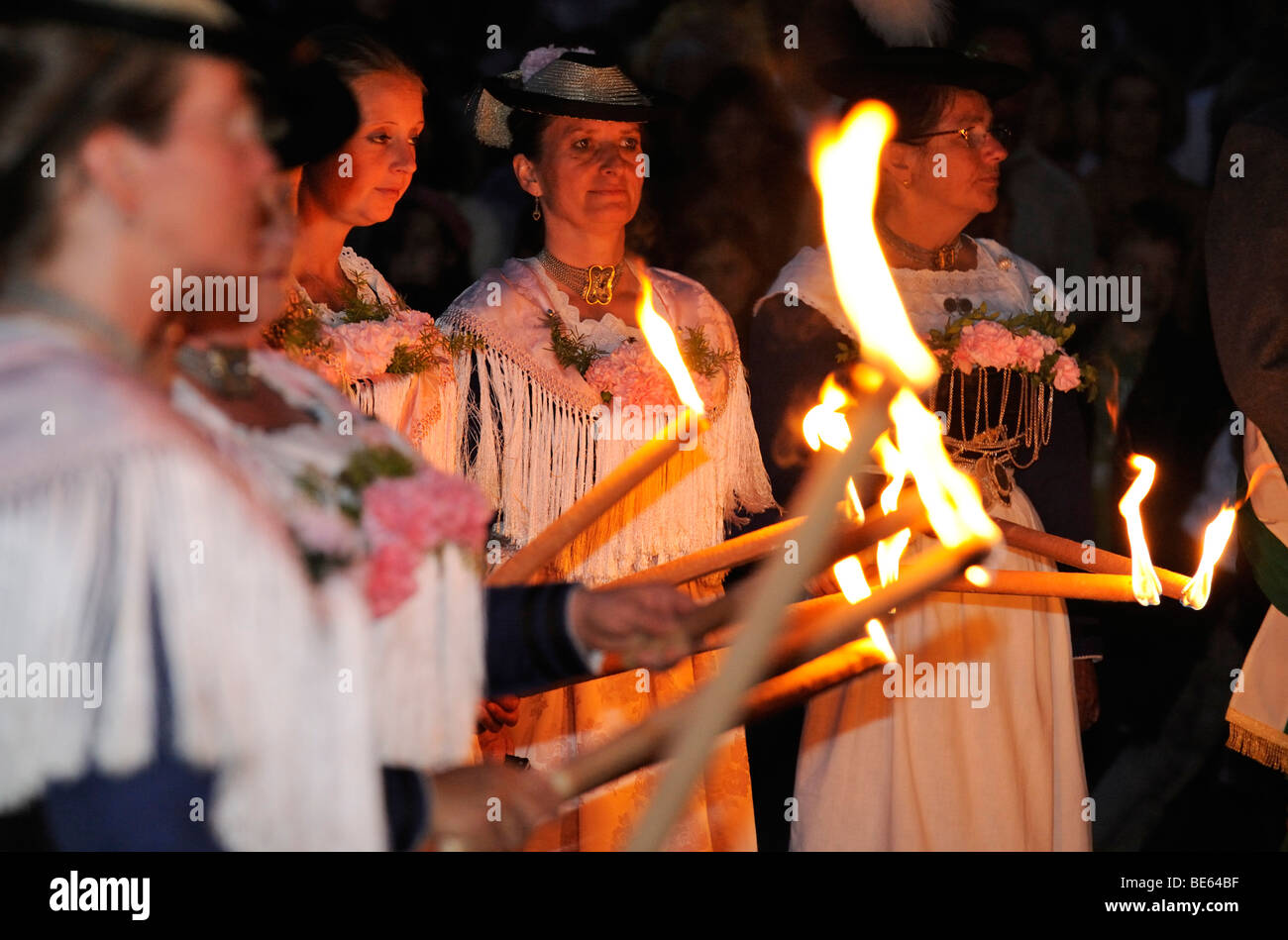 Les femmes en costumes traditionnels, Johanni procession en Wolfratshausen, Bavaria, Germany, Europe Banque D'Images