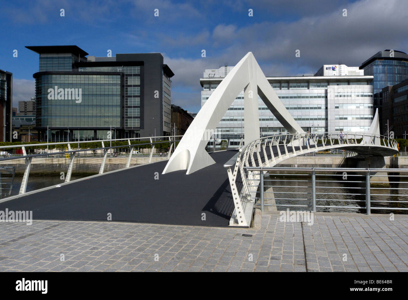 La nouvelle passerelle pour piétons de l'autre côté de la rivière Clyde à Glasgow en Écosse a ouvert ses portes en 2009, est aussi affectueusement baptisé 'Squiggly Bridge' Banque D'Images