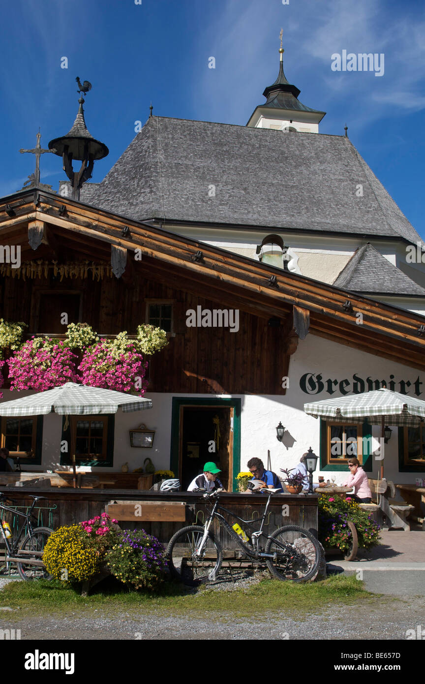 Mountainbikers dans le restaurant Gredwirt à Aschau, Tyrol, Autriche, Europe Banque D'Images