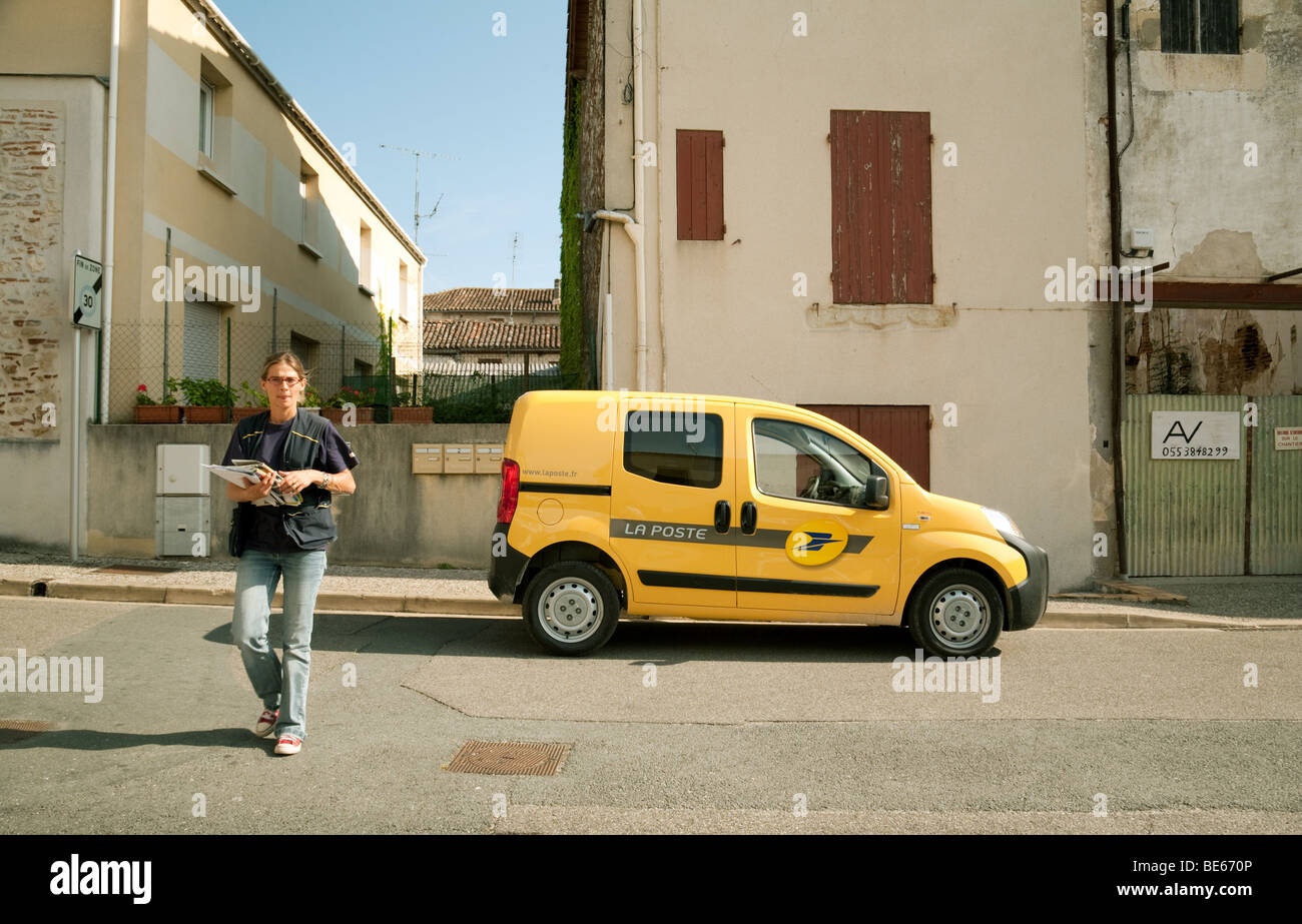Factrice et Post van, Castelmoron, Aquitaine, France Banque D'Images