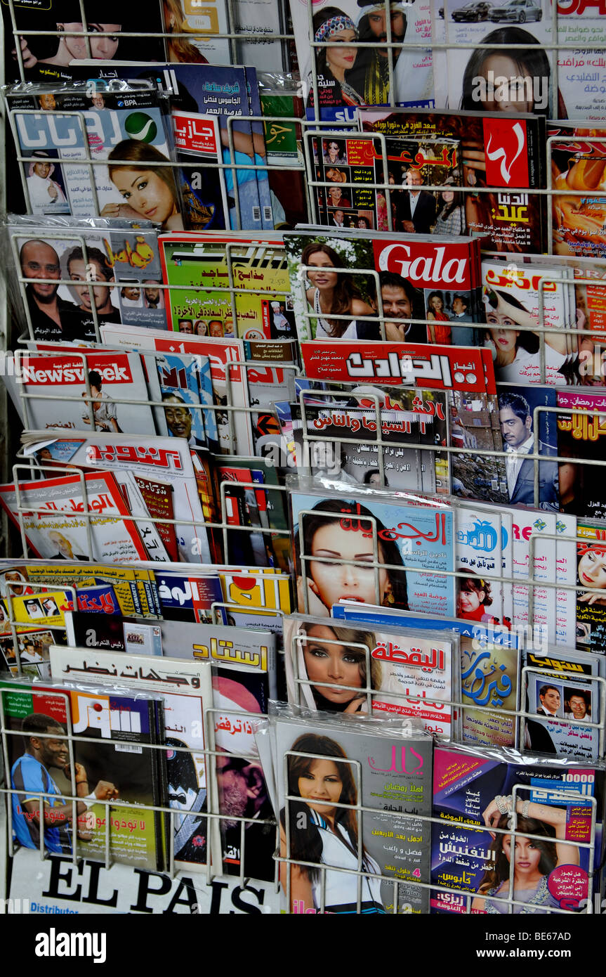 L'Arabe des magazines sur la vente, Londres, Angleterre, Royaume-Uni Banque D'Images