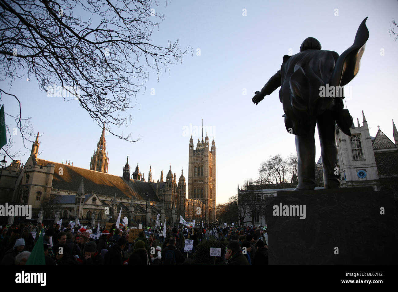 Le Palais de Westminster et les manifestants à la place du Parlement. Banque D'Images