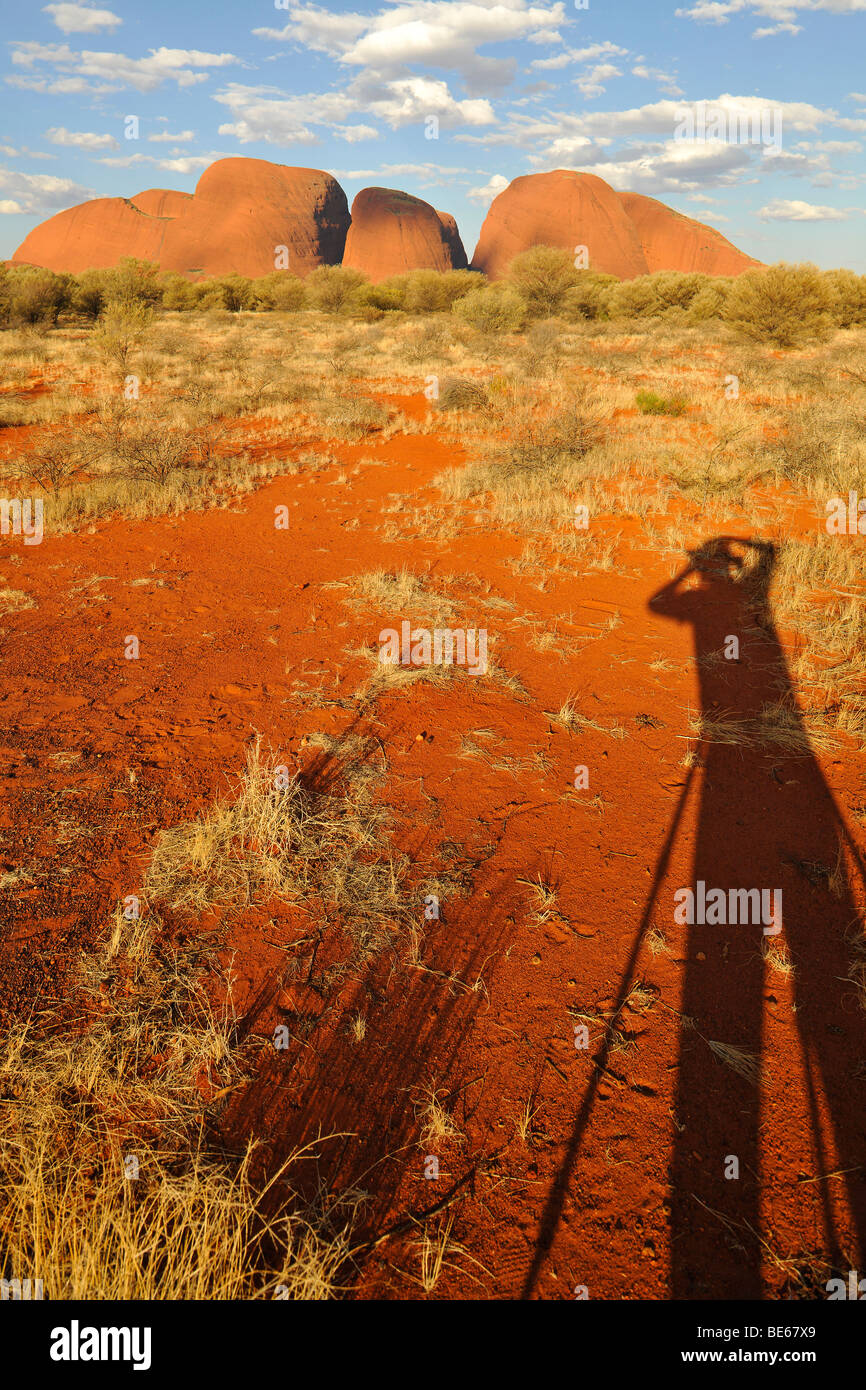 Kata Tjuta, les Olgas, rock formation au coucher du soleil, l'ombre du photographe avec un trépied, le Parc National d'Uluru-Kata Tjuta, Nort Banque D'Images