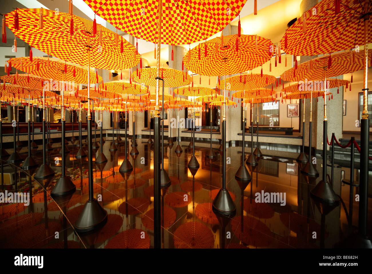 Parapluies dans le trésor royal, Musée Royal Regalia dans la capitale, Bandar Seri Begawan, Brunei, Asie Banque D'Images