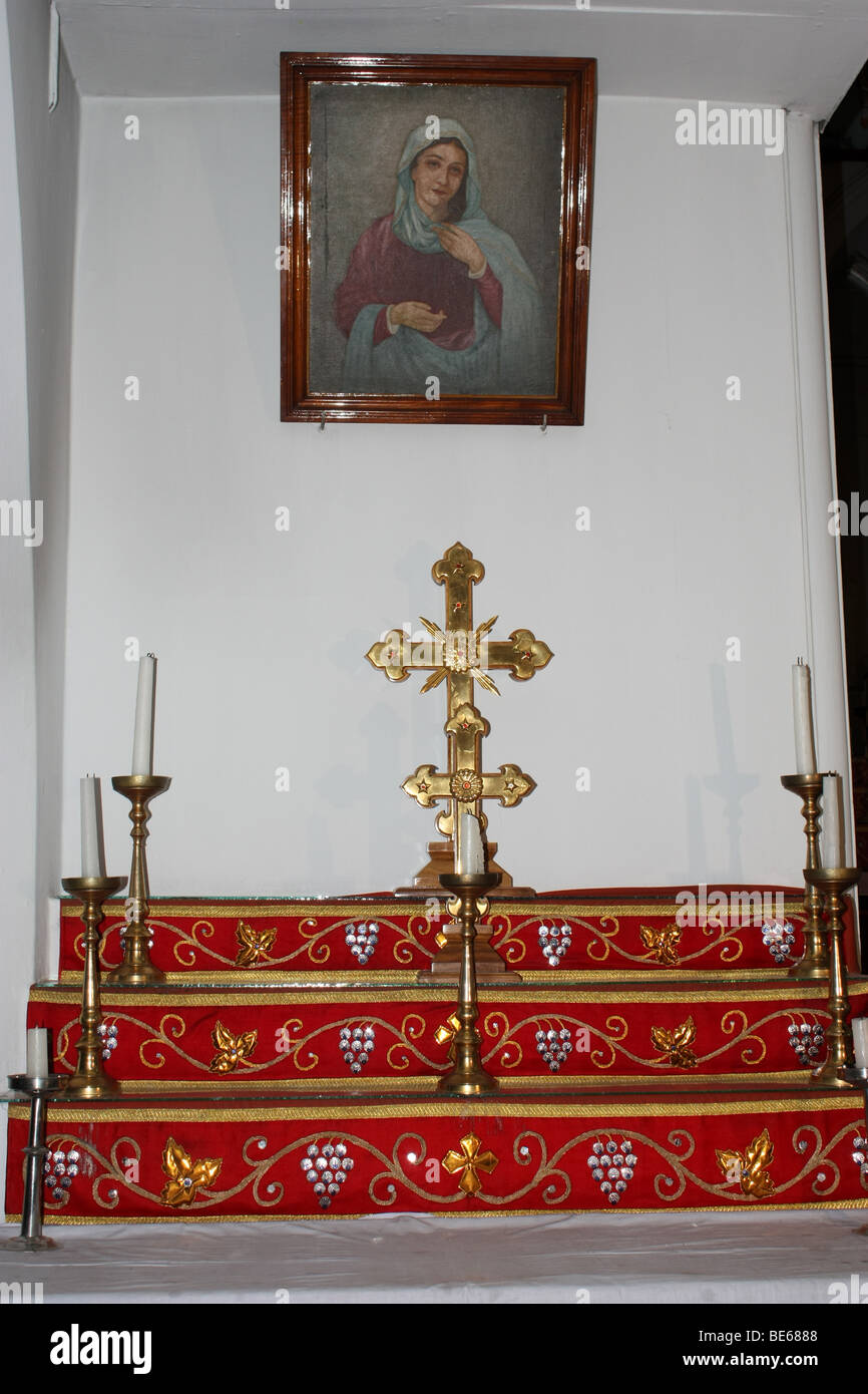 Croix dans l'église en face de Marie Banque D'Images