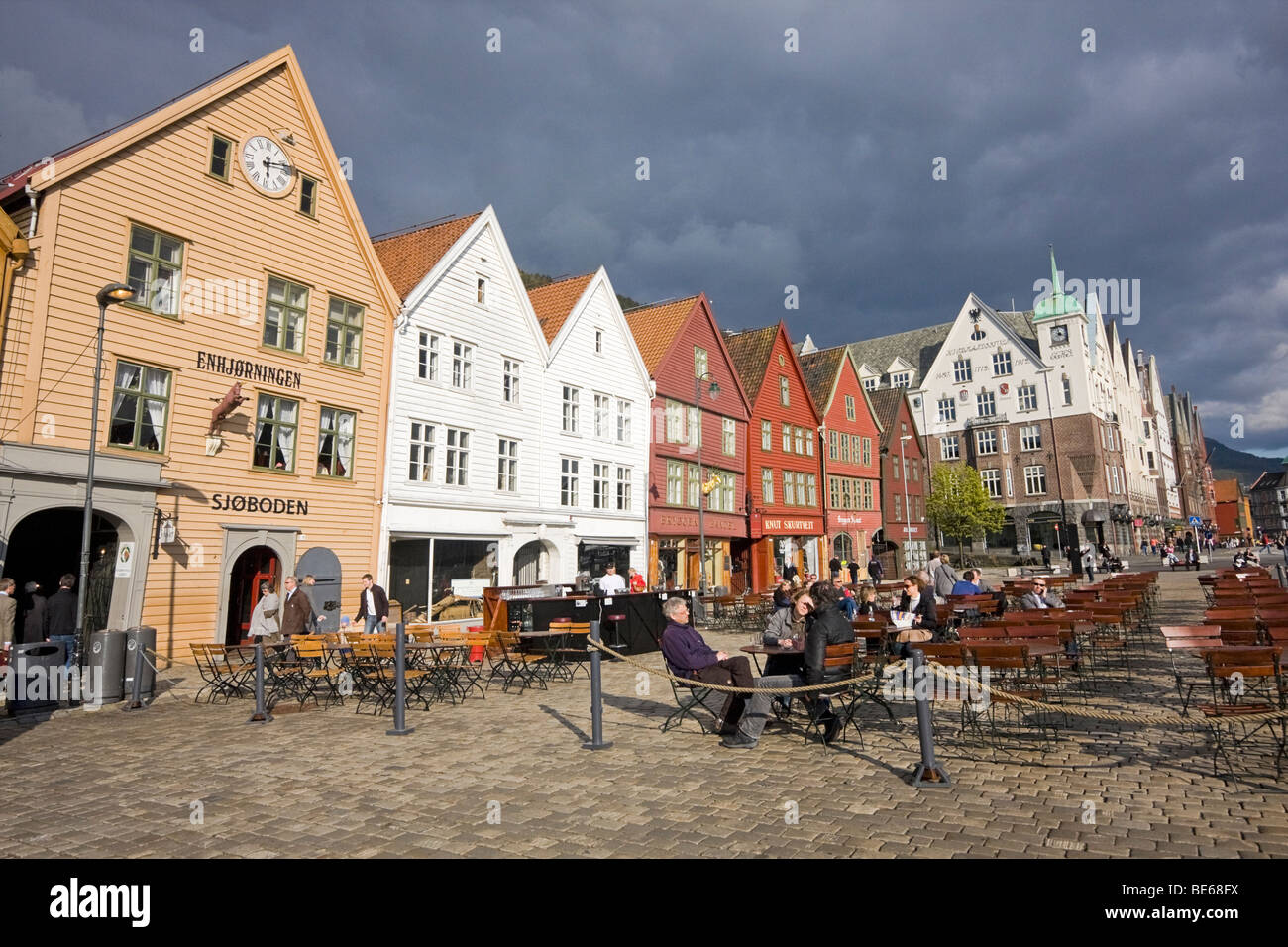 Front de mer à Bergen, Norvège, connu comme le quartier de Bryggen. Vieux bois bâtiments datent des années 1700 Banque D'Images