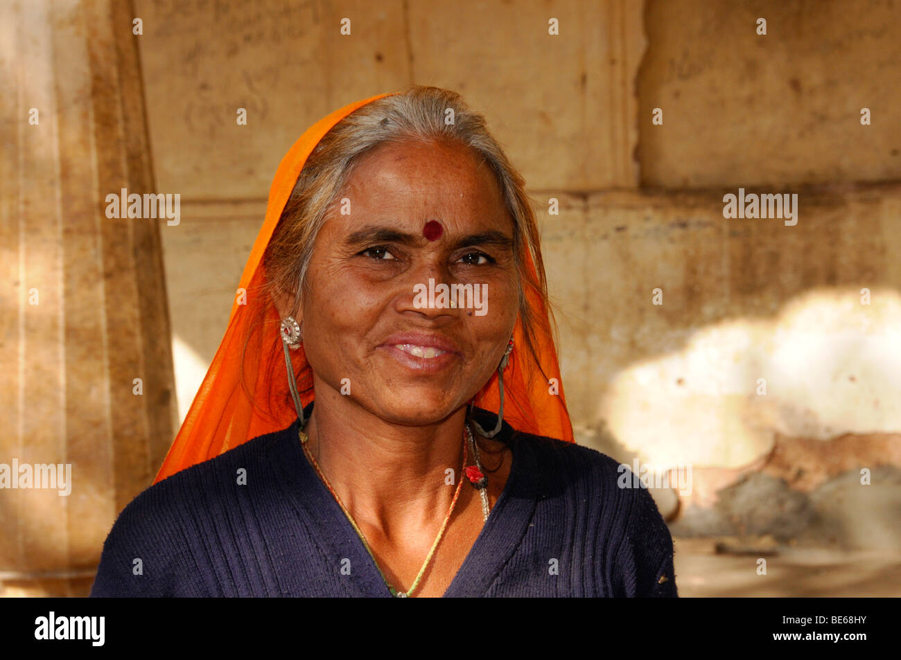 Femme indienne dans le temple de Galta Surja, près de Jaipur, Rajasthan, Inde du nord, l'Asie Banque D'Images
