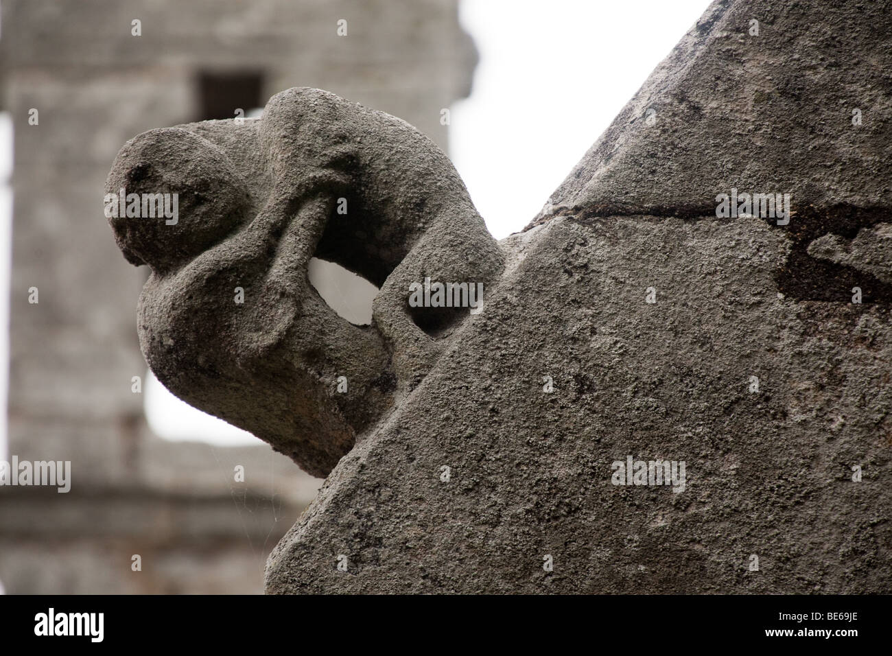 Gargouille sur le toit de l'église en Bretagne, France Banque D'Images