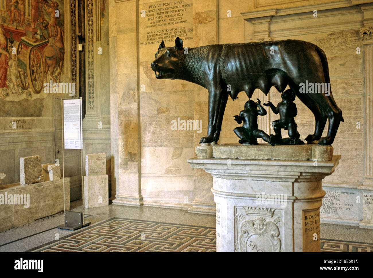 Sculpture en bronze de la louve romaine, Romulus et Remus, la Sala della Lupa, Conservateur du palais épiscopal, Musées du Capitole, Musée Capitolin H Banque D'Images