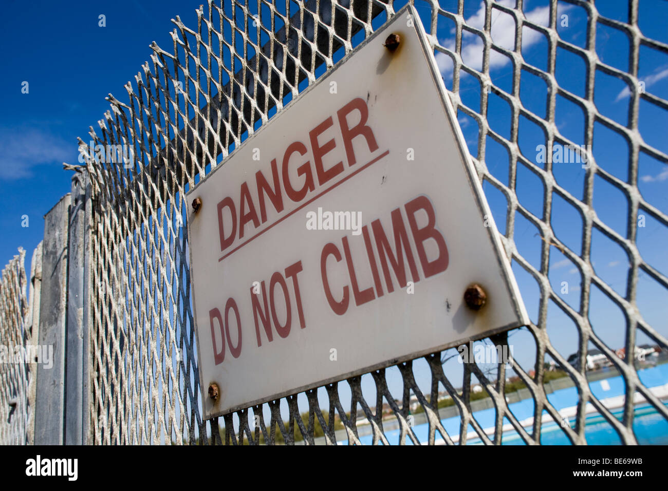 Danger Ne pas monter sur la clôture de sécurité autour de la piscine extérieure à Brightlingsea sur la côte d'Essex, UK Banque D'Images