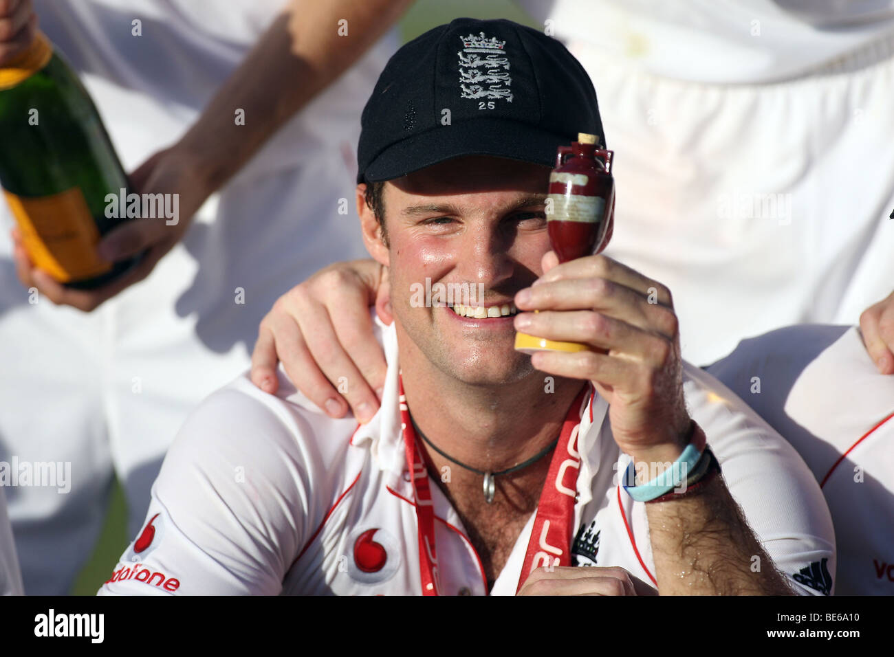 ANDREW STRAUSS DÉTIENT LES CENDRES L'ANGLETERRE V AUSTRALIE LA BRIT OVAL Londres Angleterre 23 Août 2009 Banque D'Images